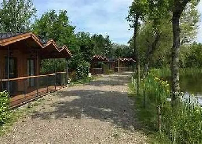 Camping 4 Etoiles - Piscine - Eehi00